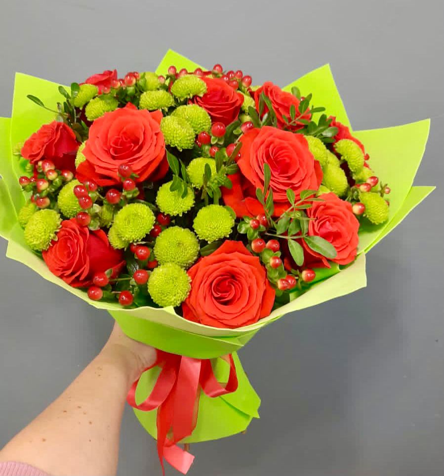 Букет цветов из: Хризантемы и Розы в Водный