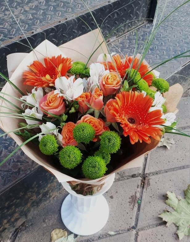 Букет цветов из: Герберы, Хризантемы, Альстромерии и Розы в Водный