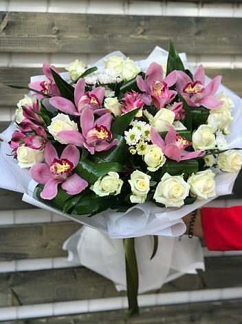 Букет цветов из: Розы и Хризантемы в Водный
