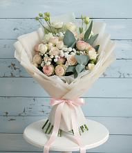 Букет цветов из:  Розы и Лизиантусы в Водный