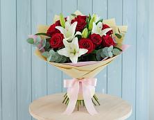 Букет цветов из:  Лилии и Розы в Водный
