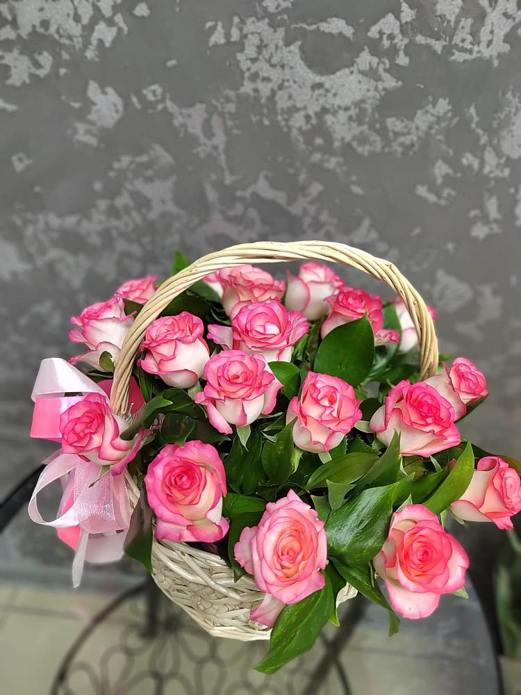 Цветочная композиция из Розы в корзине в Водный