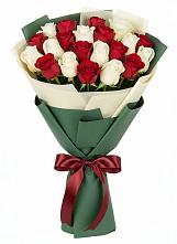 Букет Микс из красных и белых роз в Водный