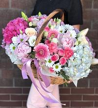 Цветочная композиция из Розы, Хризантемы, Пионы и Лизиантусы в корзине в Водный