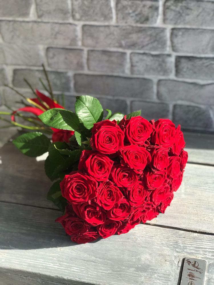 Букет Красные розы Фридом в Водный