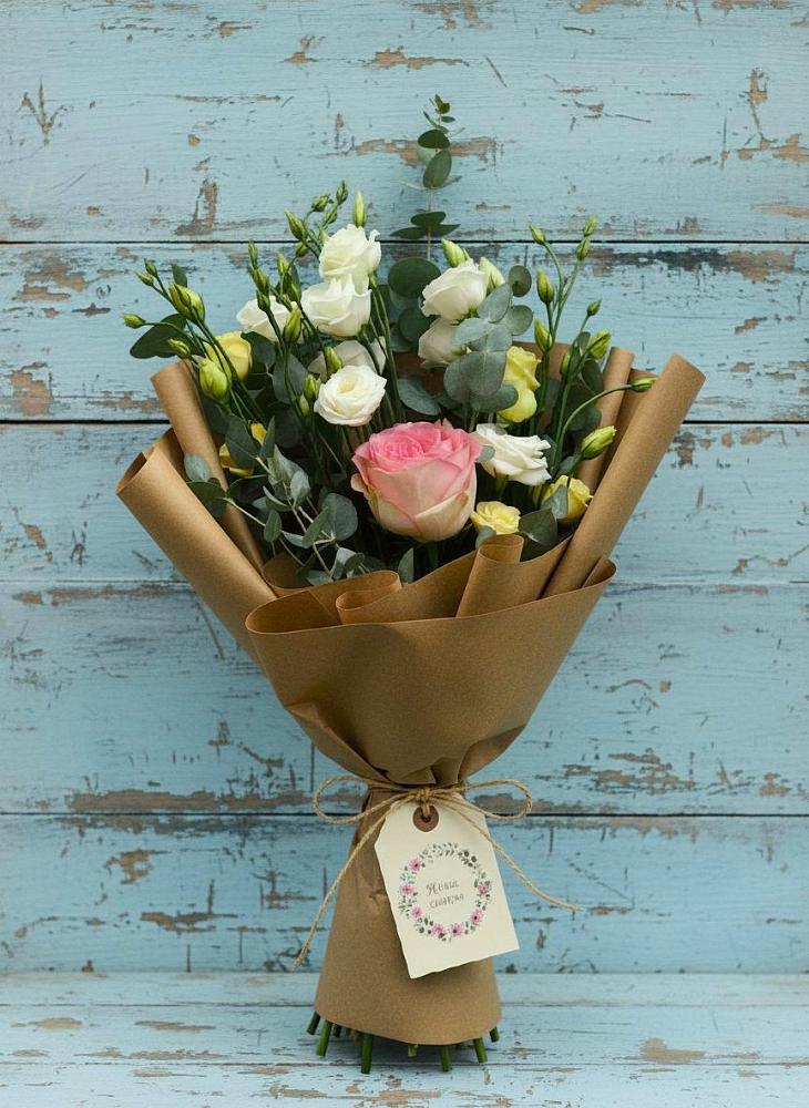 Букет цветов из: Розы и Лизиантусы в Водный