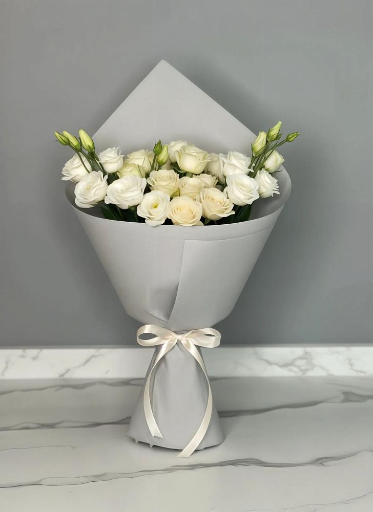 Букет цветов из: Розы и Лизиантусы в Водный