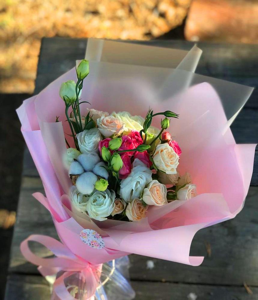 Букет цветов из: Розы и Лизиантусы в Водный