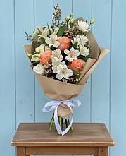 Букет цветов из:  Альстромерии, Лизиантусы, Розы и Хризантемы в Водный