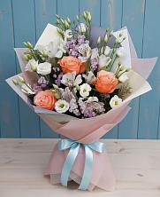 Букет цветов из:  Лизиантусы, Розы, Альстромерии и Гипсофила в Водный