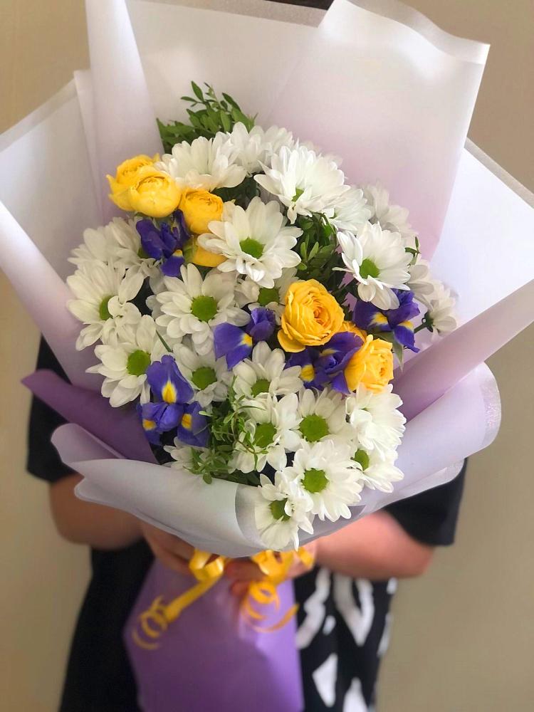Букет цветов из: Ирисы, Хризантемы и Розы в Водный