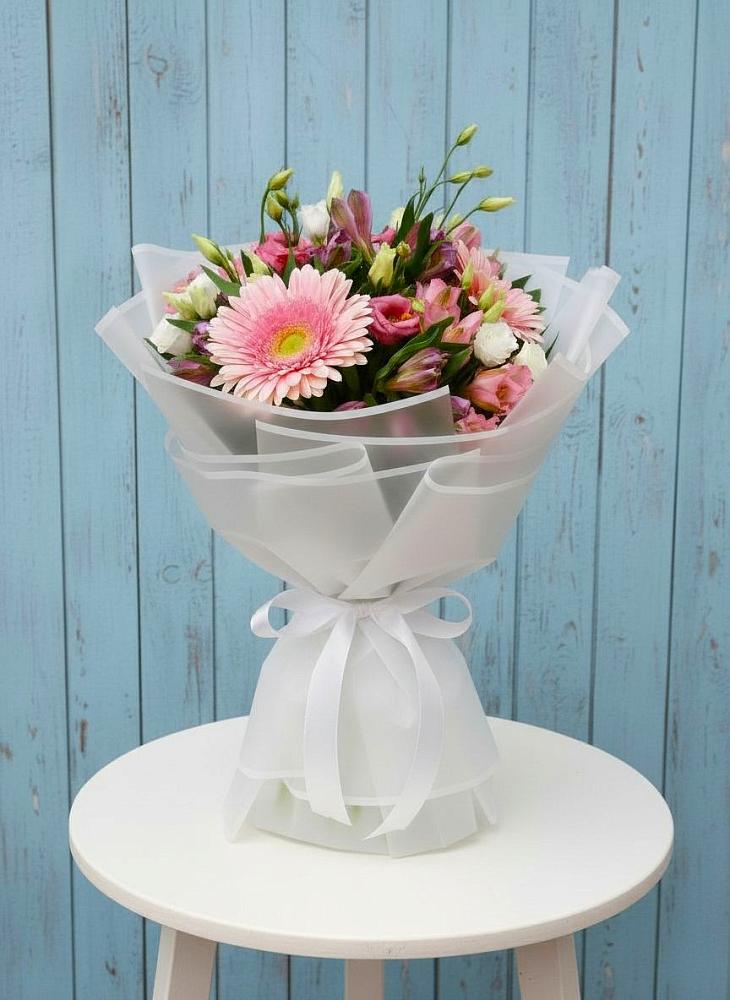 Букет цветов из: Герберы, Альстромерии и Лизиантусы в Водный