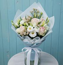 Букет цветов из:  Розы и Лизиантусы в Водный