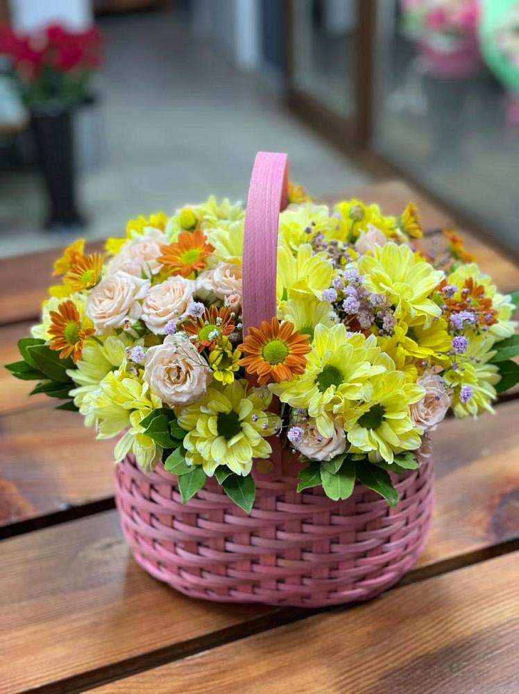 Цветочная композиция из Хризантемы и Розы в корзине в Водный