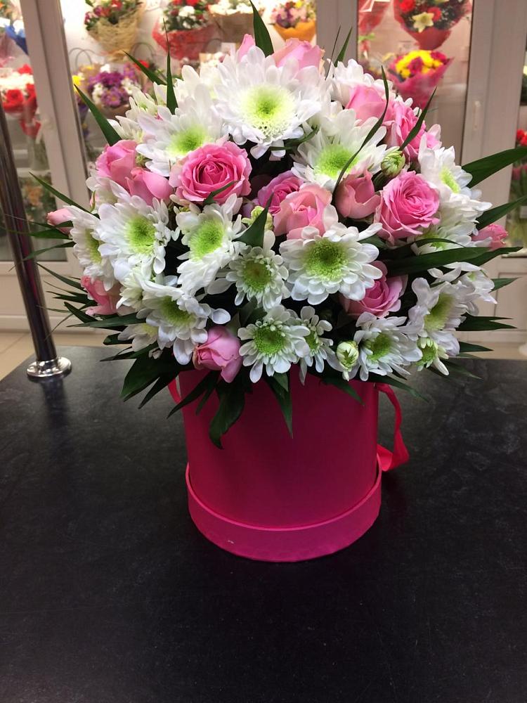 Цветочная композиция из Розы и Хризантемы в шляпной коробке в Водный