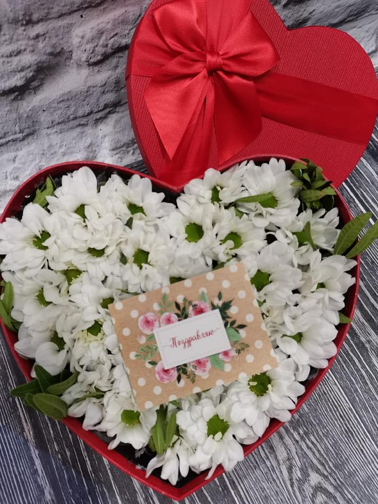 Цветочная композиция из Хризантемы в виде сердца в Водный