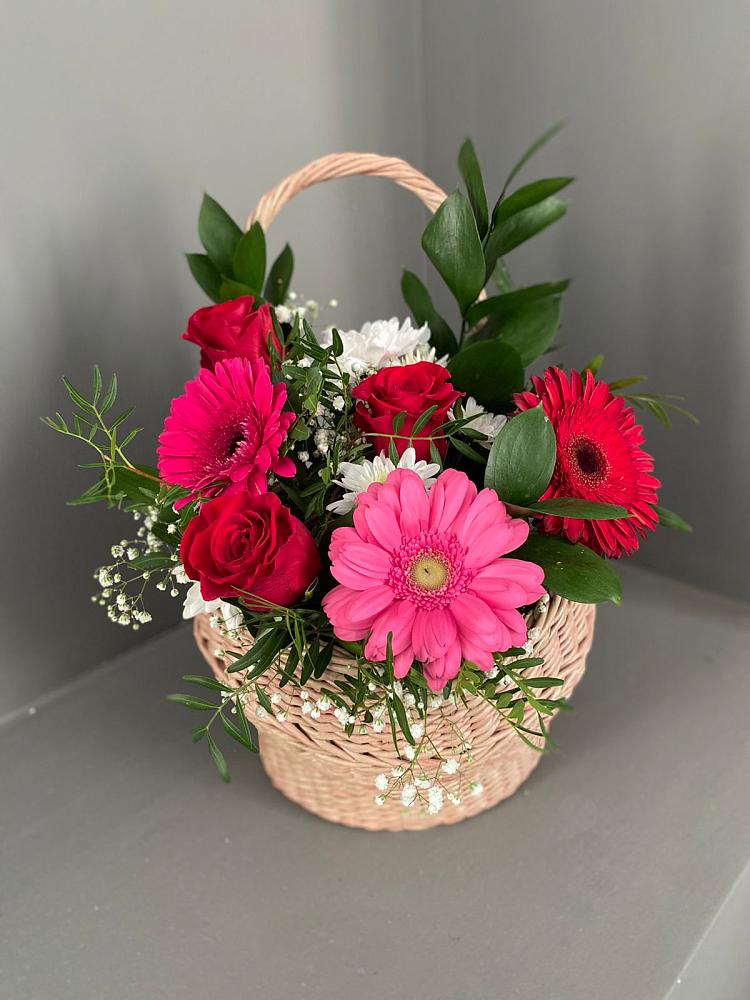 Цветочная композиция из Розы, Хризантемы и Герберы в корзине в Водный