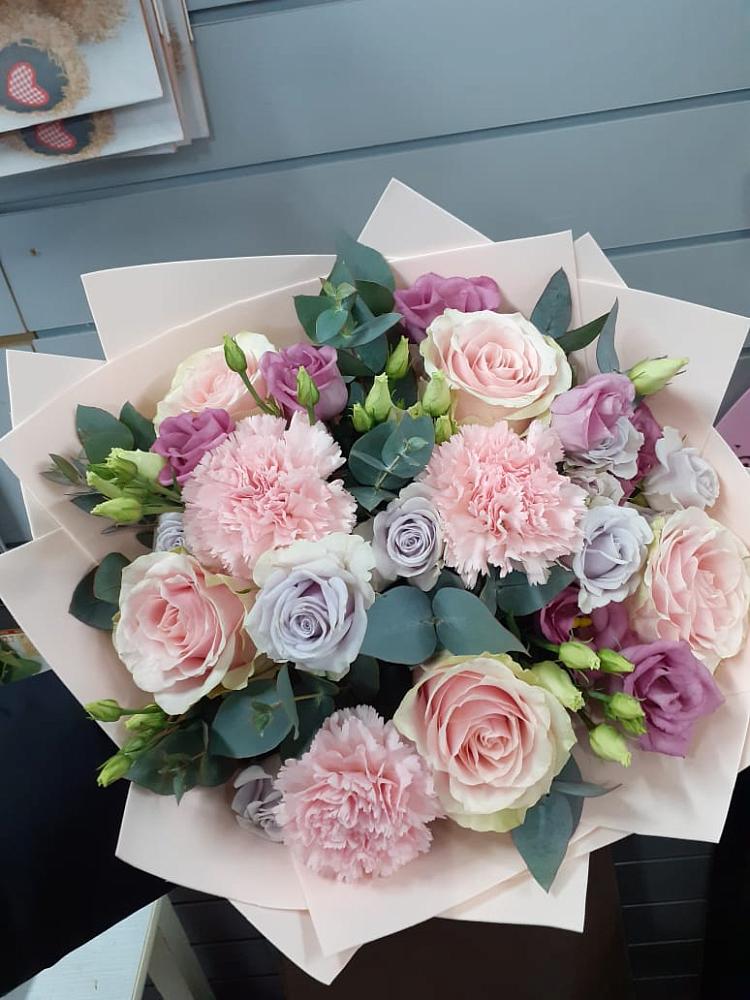 Букет цветов из: Розы, Гвоздики и Лизиантусы в Водный