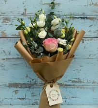 Букет цветов из:  Розы и Лизиантусы в Водный