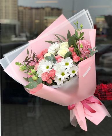 Букет цветов из: Розы, Лизиантусы и Хризантемы в Водный