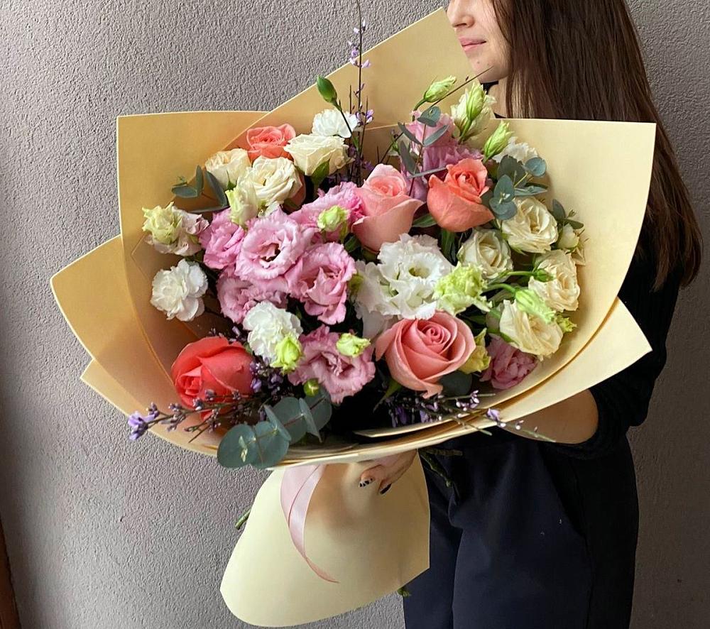 Букет далекие берега в Водный Букет цветов из: Розы, Лизиантусы и Гвоздики в Водный