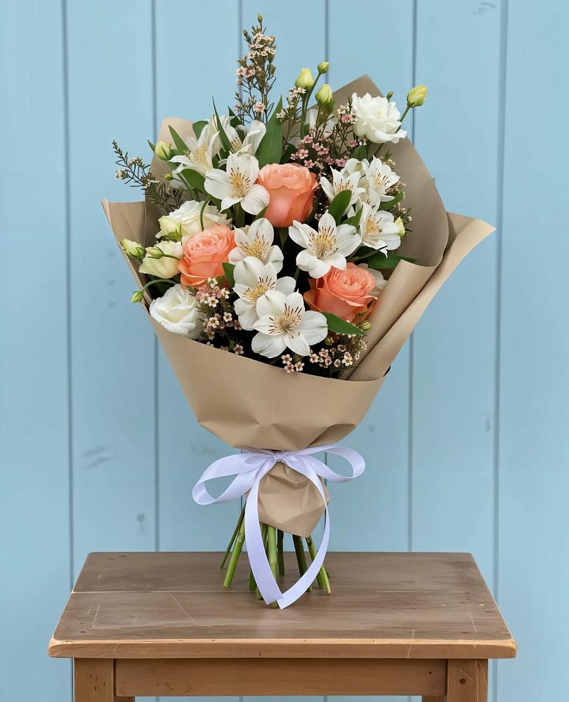 Букет цветов из: Альстромерии, Лизиантусы, Розы и Хризантемы в Водный